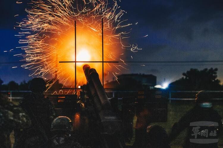 The officers and soldiers of the Army's 21st Artillery Command carried out night shooting operations on the 11th. (Chen Jun-Jun, Military News Agency)