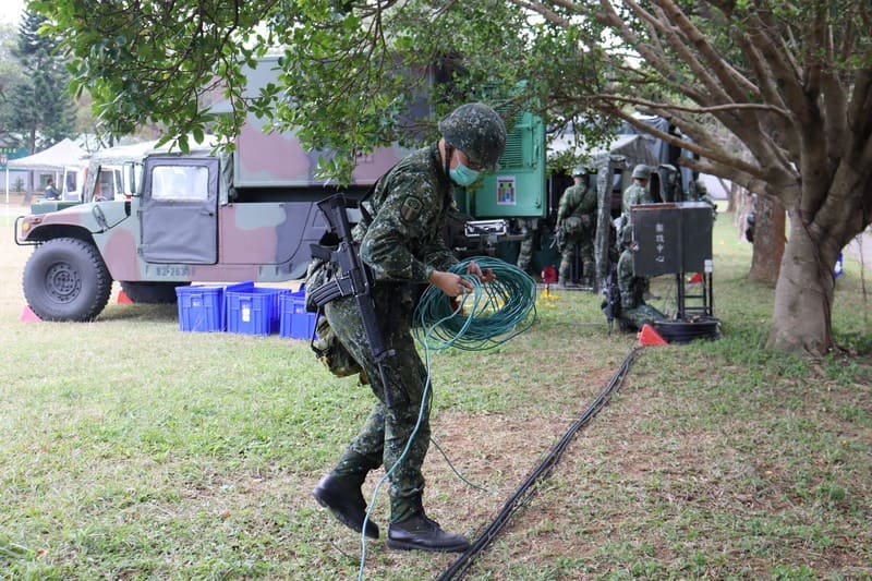 官兵專注架設網路線