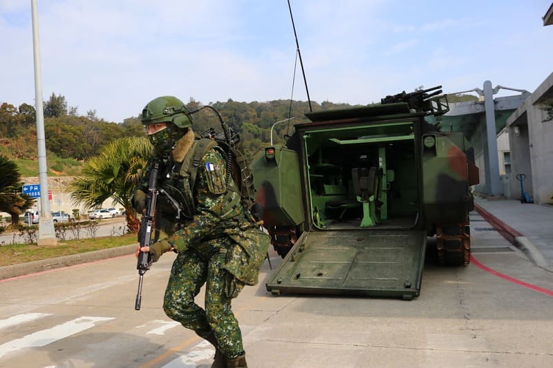 CM21甲車抵達戰術位置後實施重要目標防護演練