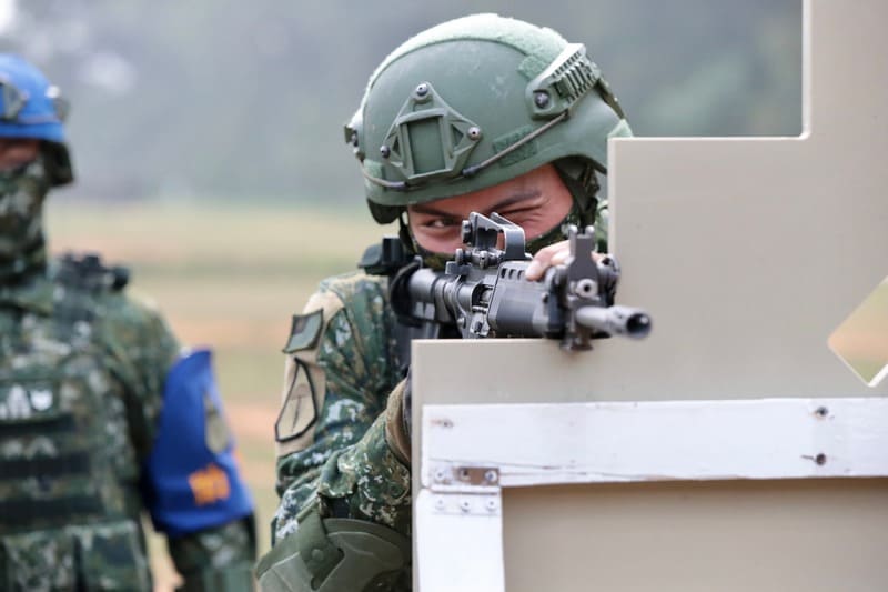 射手運用障礙板做為依托，模擬城鎮戰鬥朝敵射擊