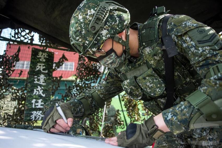 射擊指揮所官兵專心繪製射擊圖