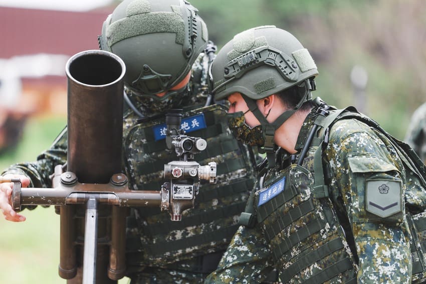 召員執行架砲、射向賦予及迫砲射擊等動作