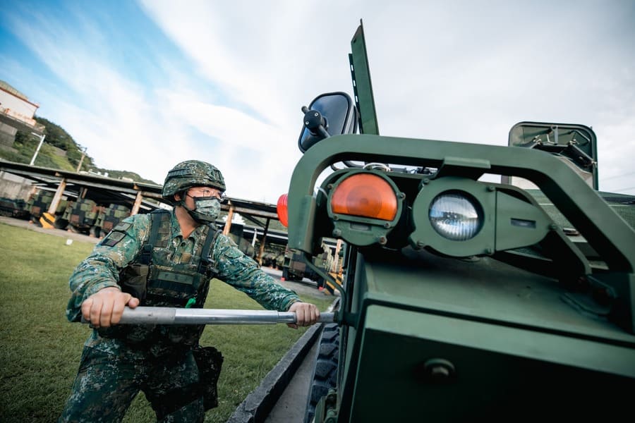 官兵於機動前時期完成車輛檢查