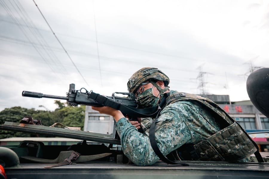 官兵實施警戒