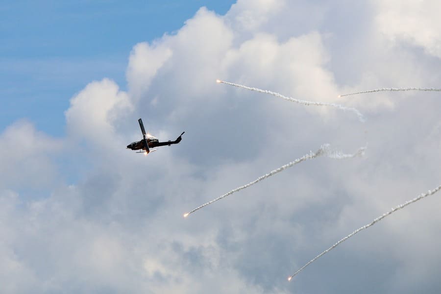 AH-1W攻擊直升機發射熱焰彈