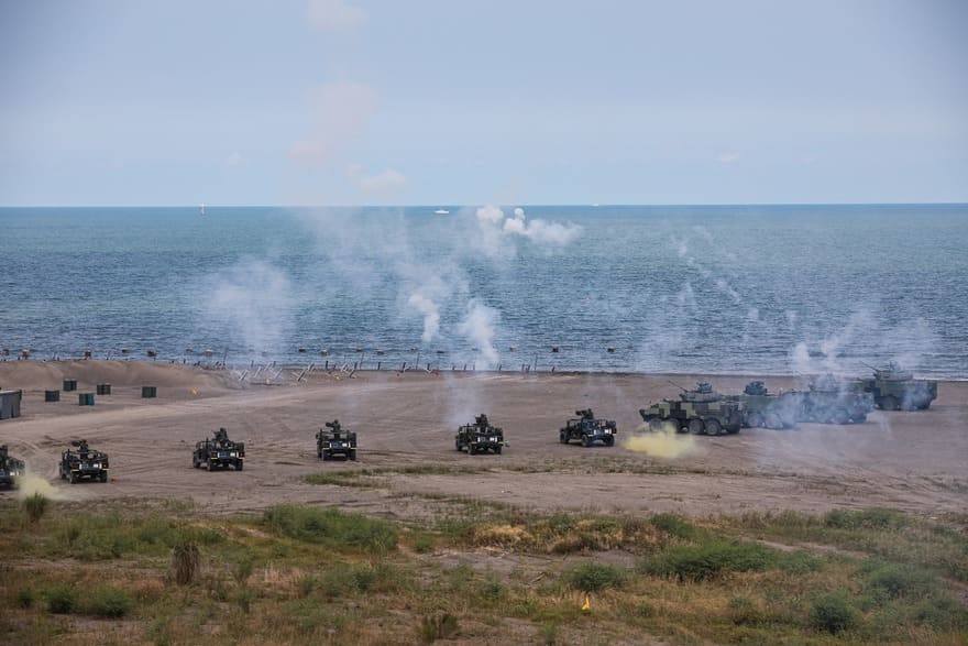 關指部及海軍陸戰隊對敵實施射擊