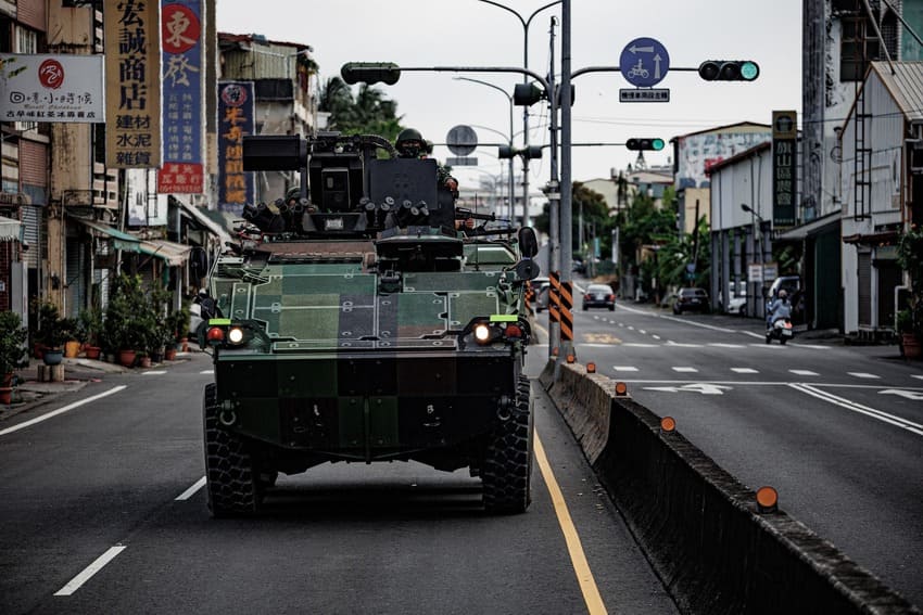 官兵保持高度警戒