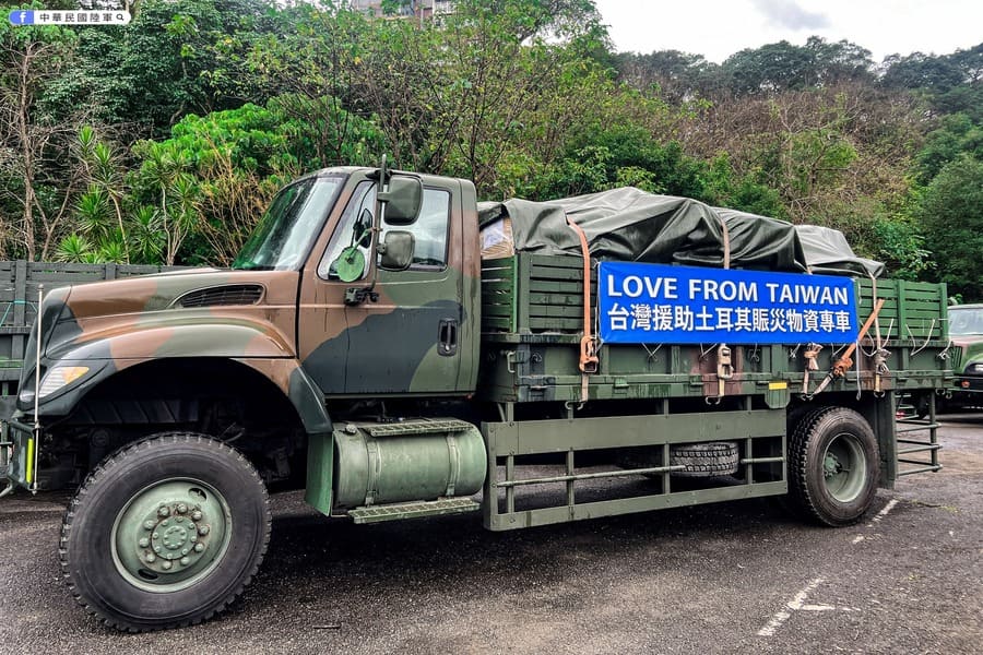 募集物資載運至桃園國際機場送至土耳其災區