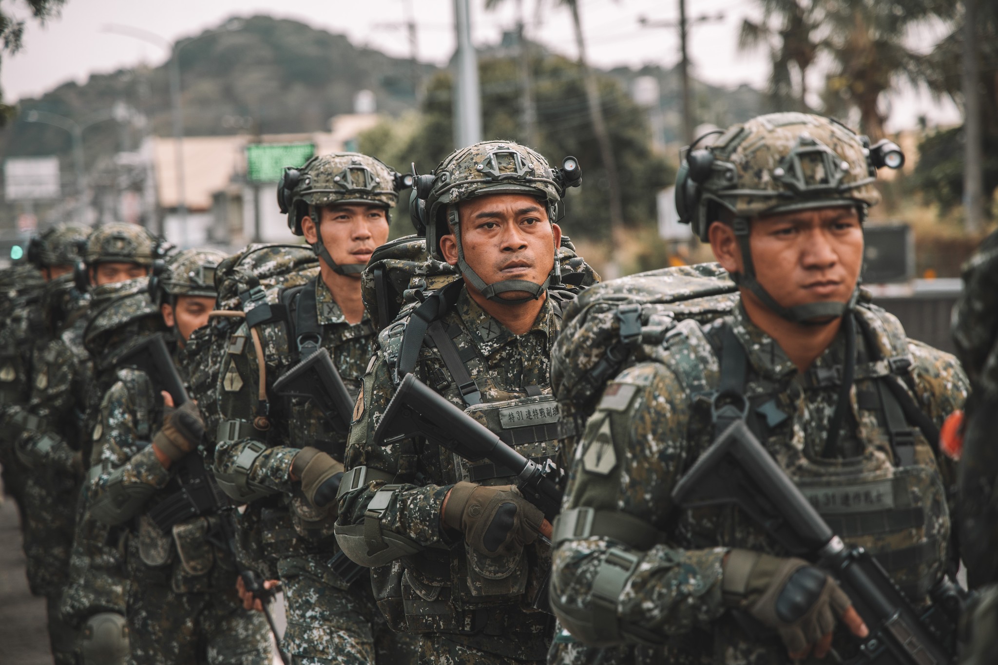 官兵不畏南部炎陽天，肩負重達25公斤的野戰背包，戰志高昂地展開訓練。