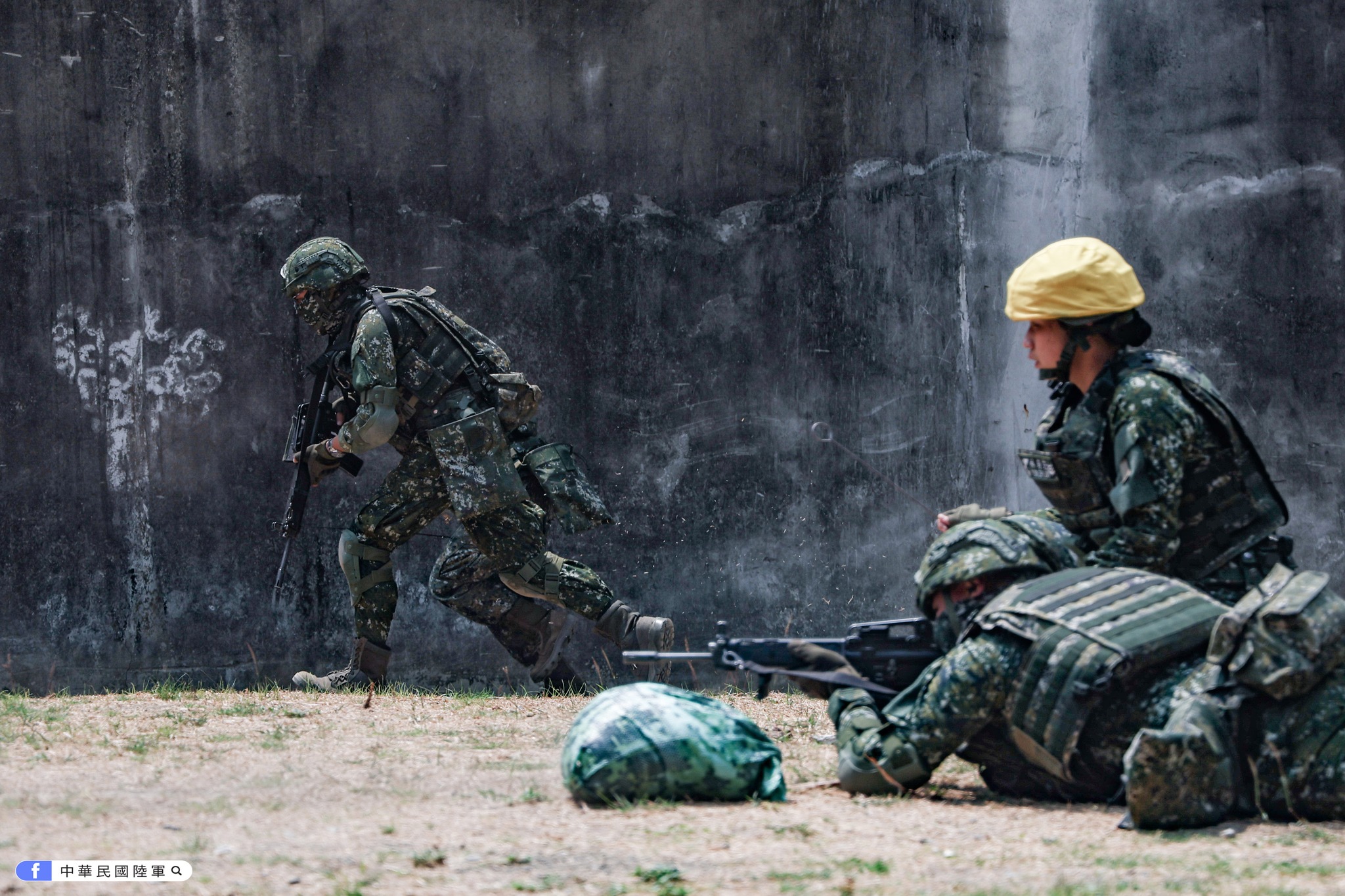 「地面部隊雙人、伍戰鬥射擊全軍示範」，強化官兵射擊能力。