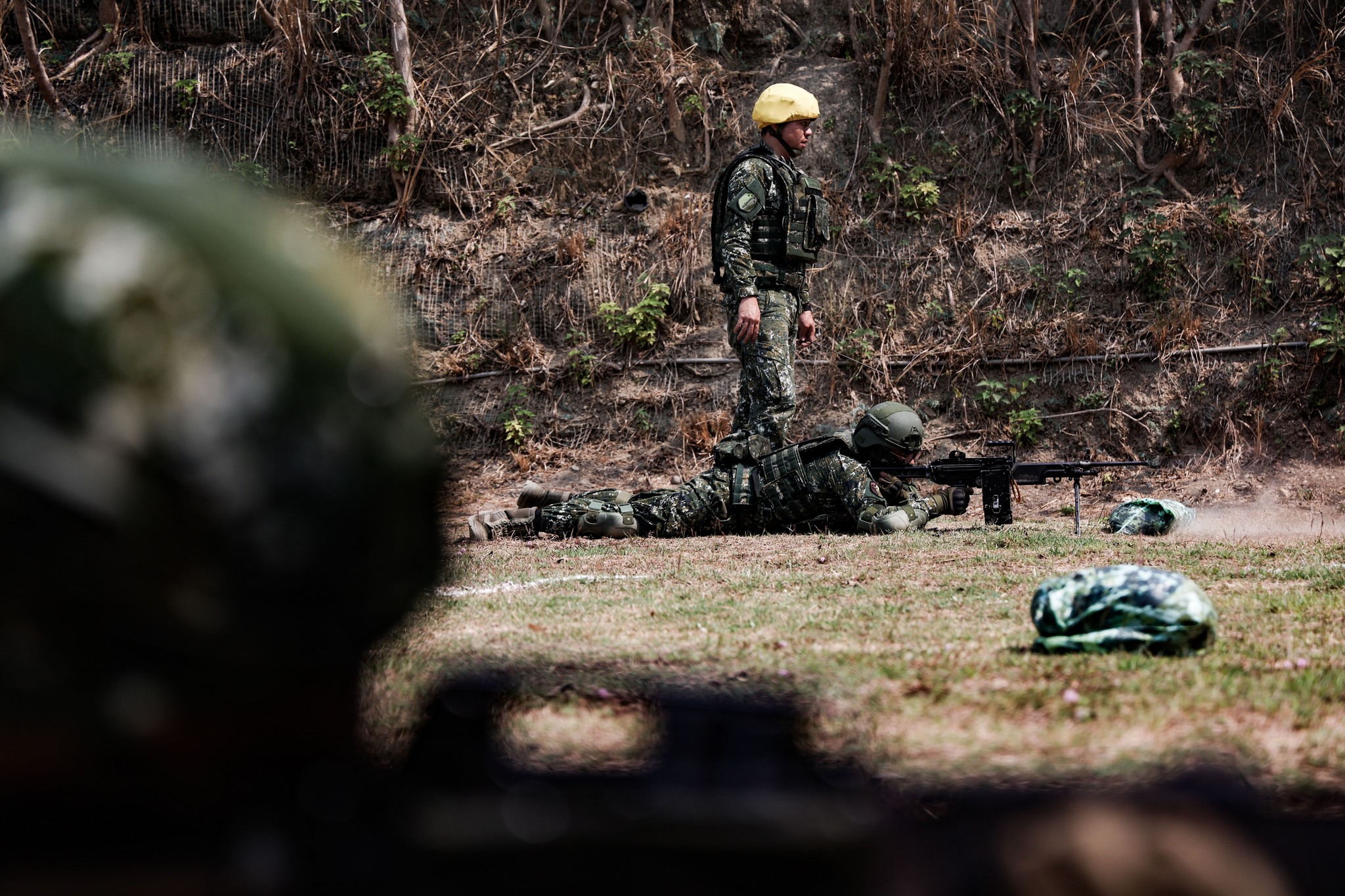 官兵使用步槍與機槍，採火力連續不間斷、交互掩護射擊。