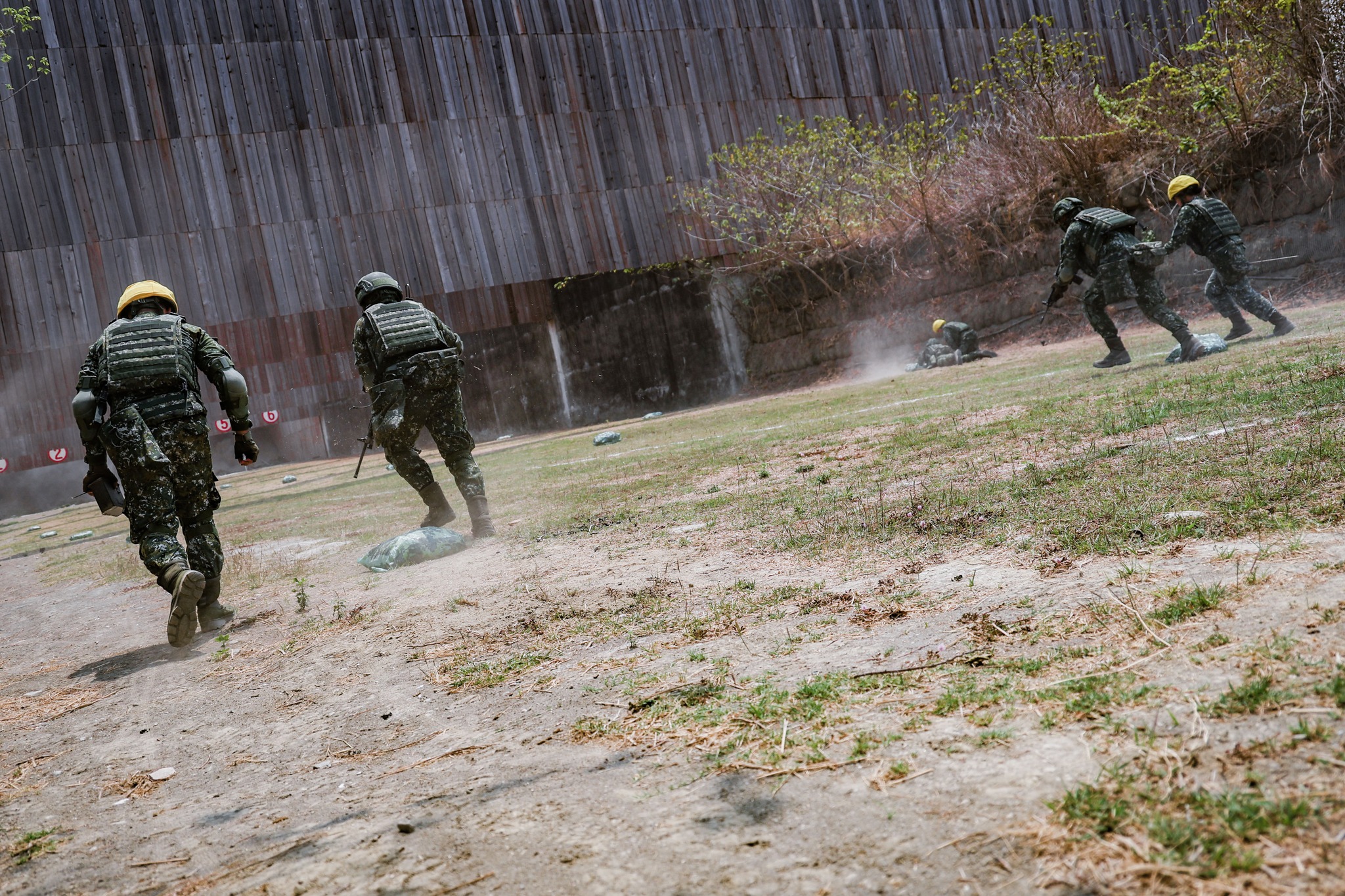 Under the cover of each other's fire, the officers and soldiers leaped forward.