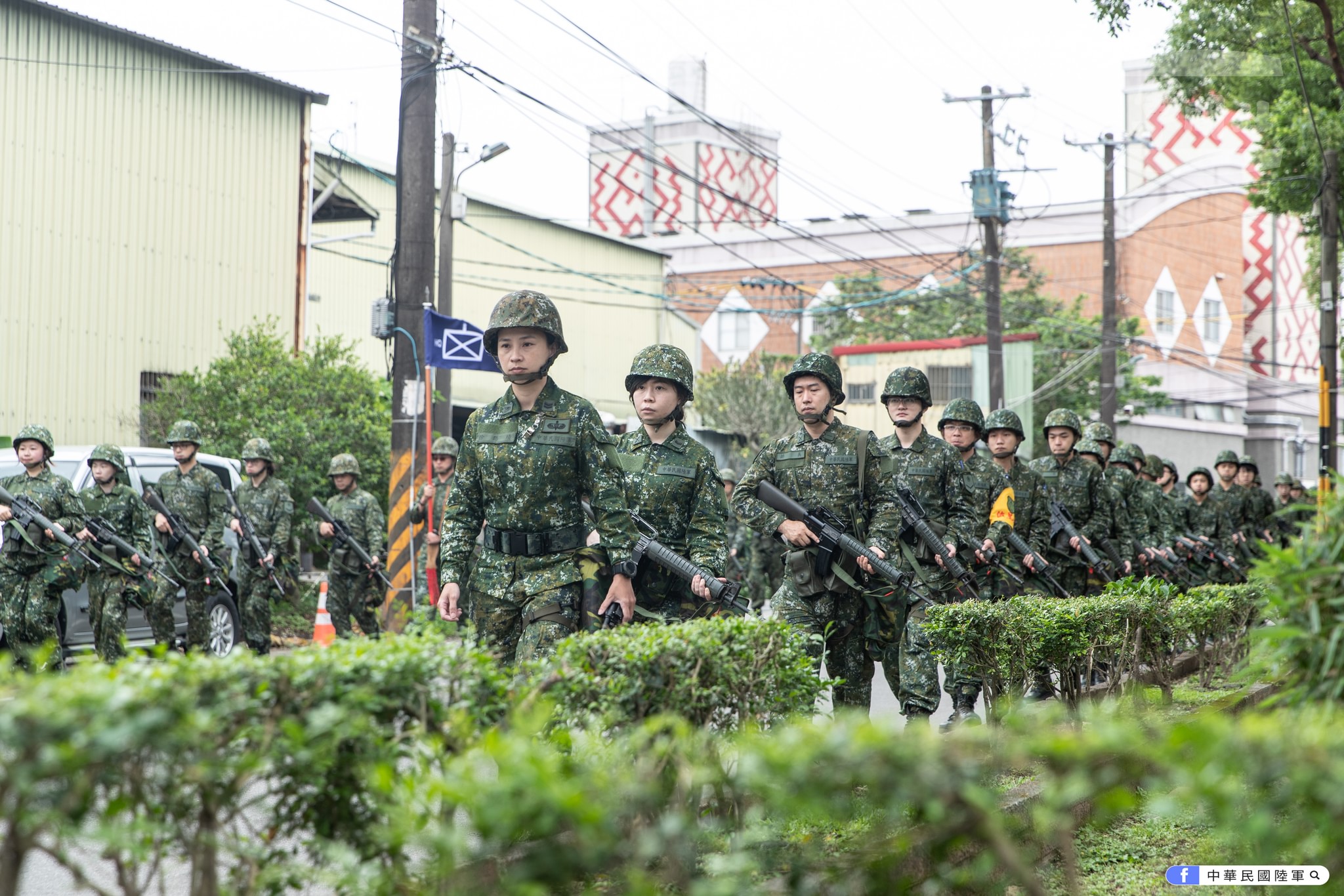 召員們攜行建制武器展開行軍訓練，展現高昂士氣，圖