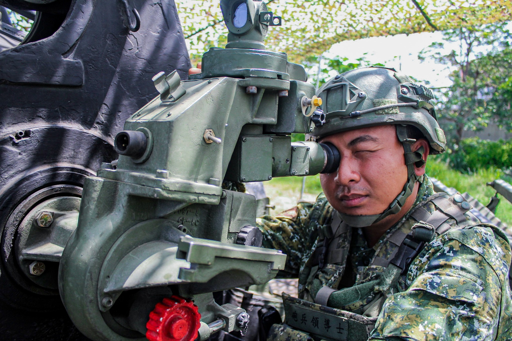 The aiming hand implements shooting direction calibration.