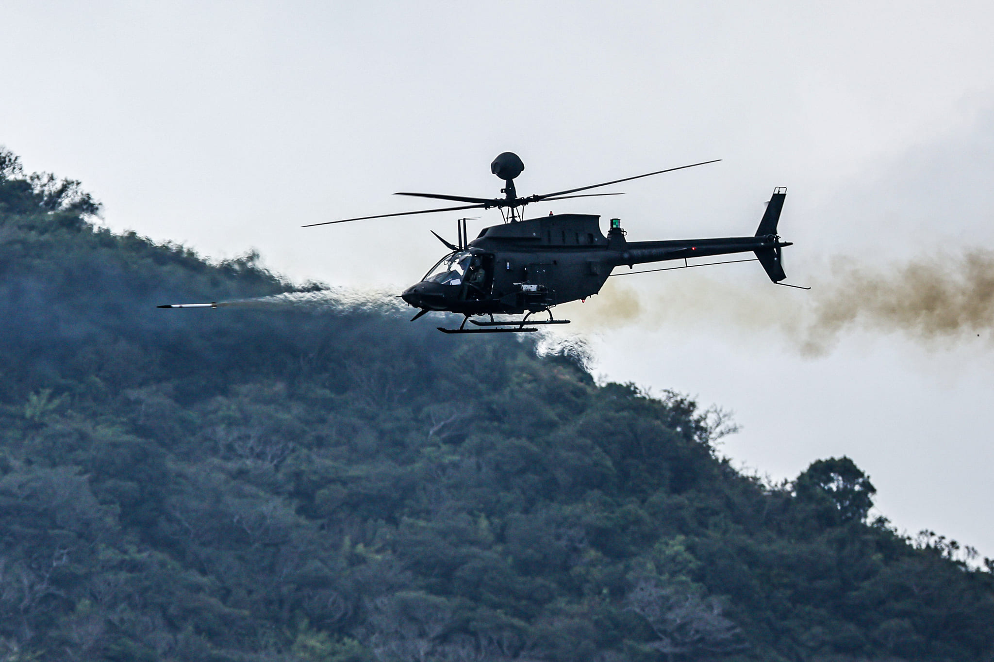 OH-58D戰搜直升機發射海神火箭。