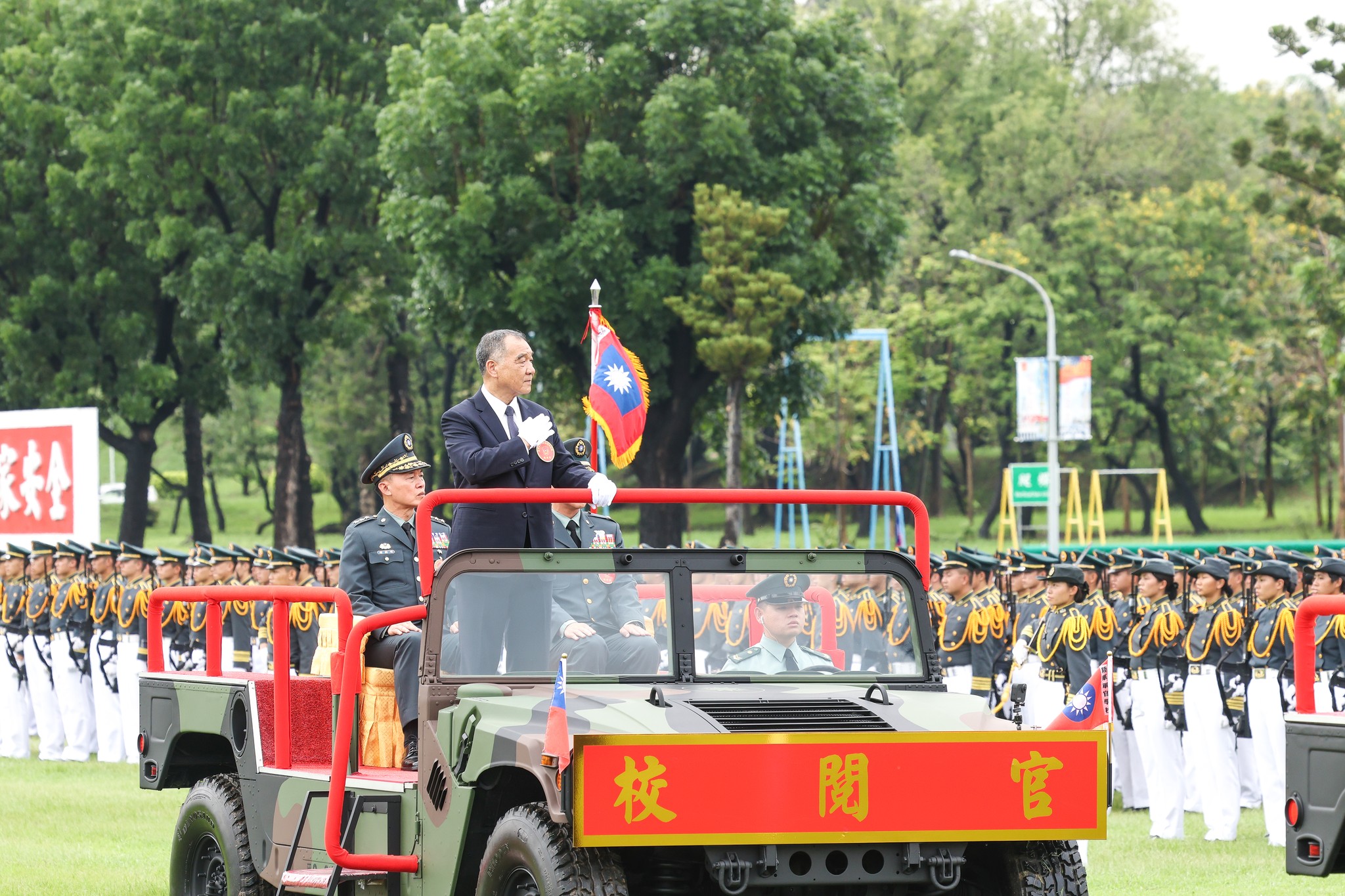 國防部邱部長校閱地面部隊，圖