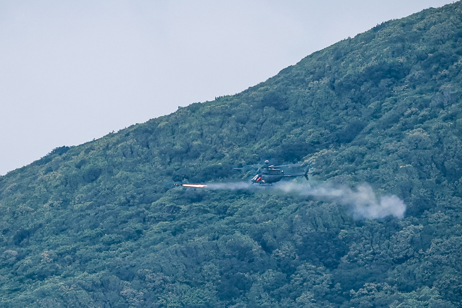 OH-58D直升機對海上目標實施射擊，圖