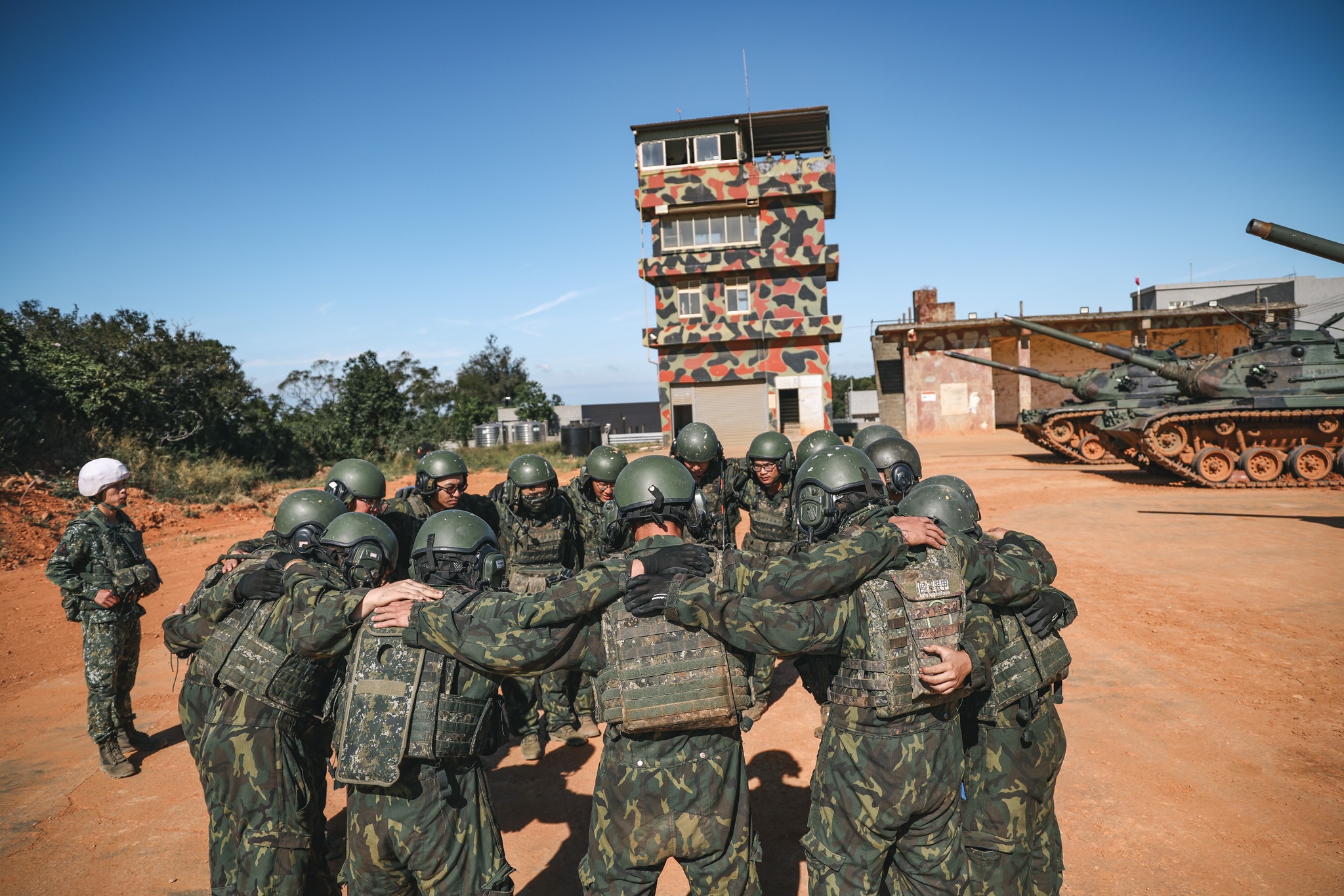 鑑測前，官兵實施精神喊話