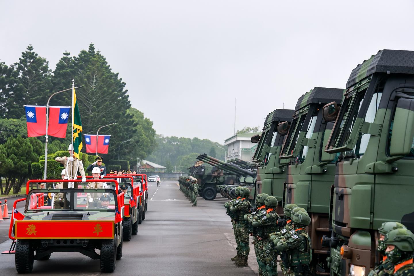 司令主持閱兵式